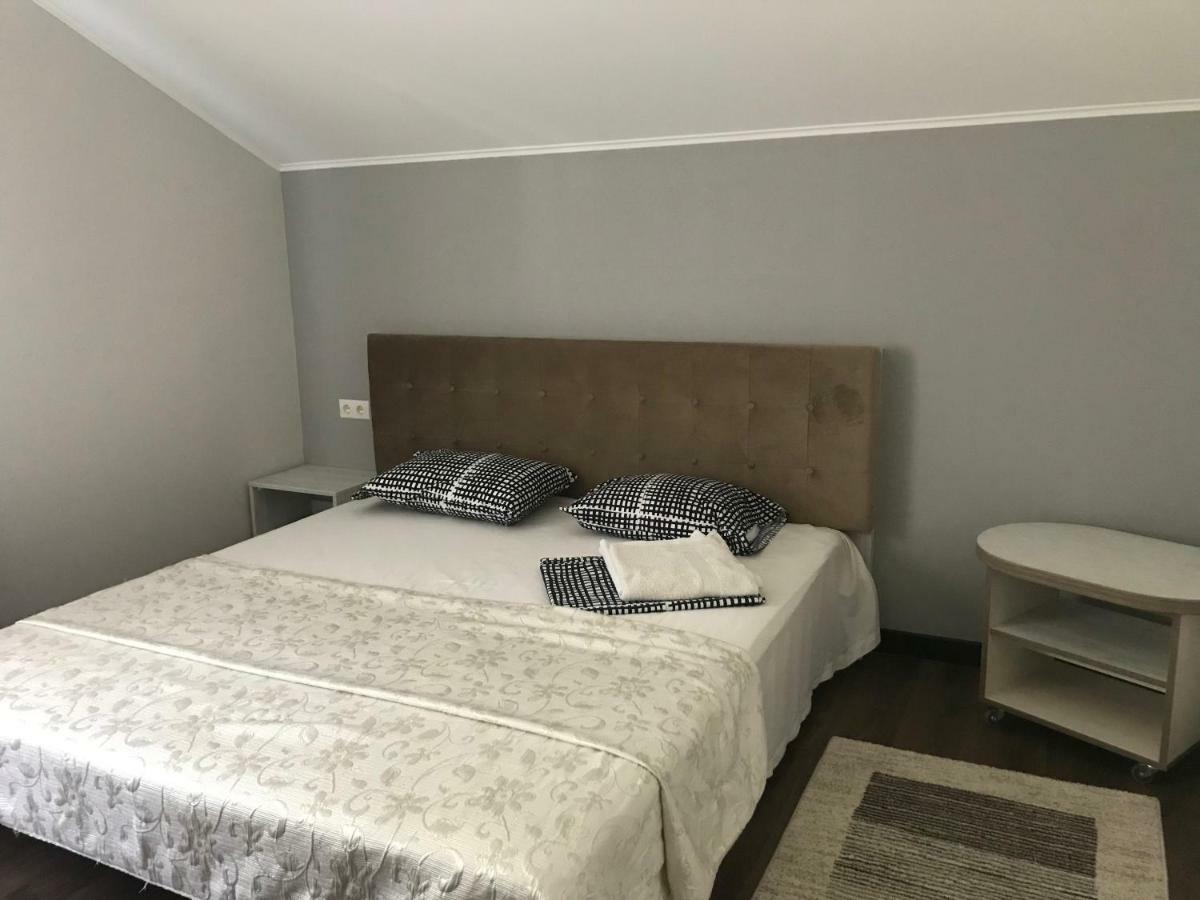 Guest House Olzhycha 45 Б เคียฟ ภายนอก รูปภาพ